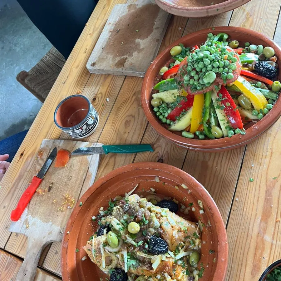 Épices marocaines utilisées lors d'un cours de cuisine à Essaouira