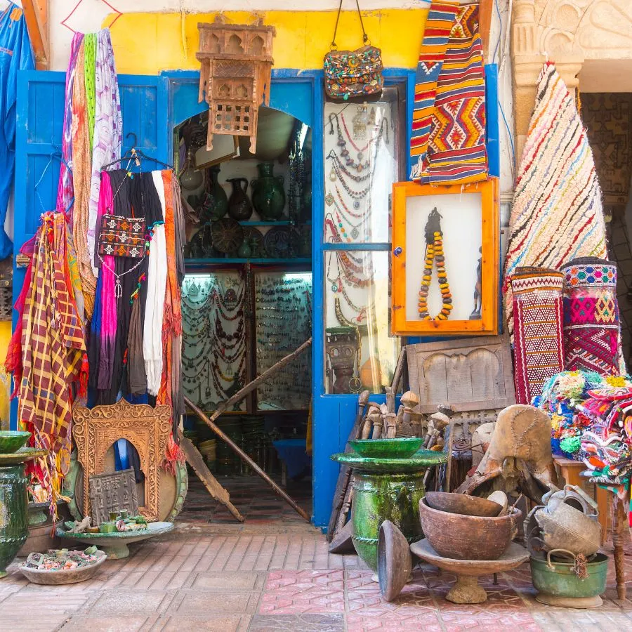 Artisan amazigh fabriquant des objets traditionnels à Essaouira