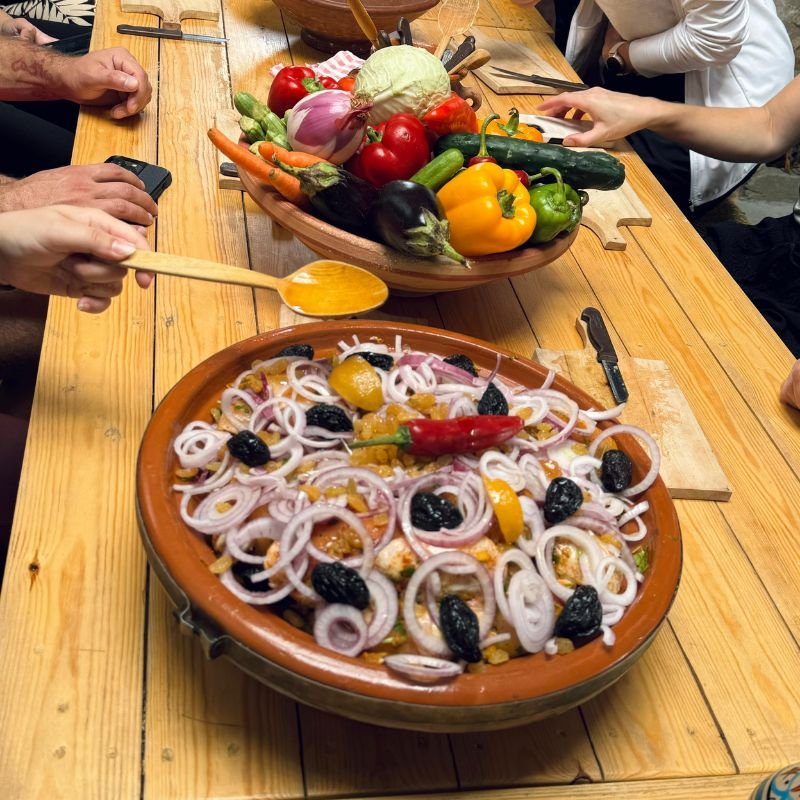 Préparation d'un tajine marocain pendant une cooking class à Essaouira